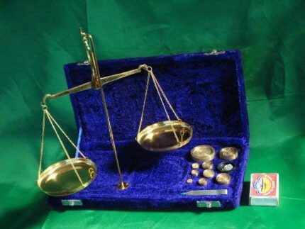 Fusions brass weighing scales 10 gram with velvet lined wooden box