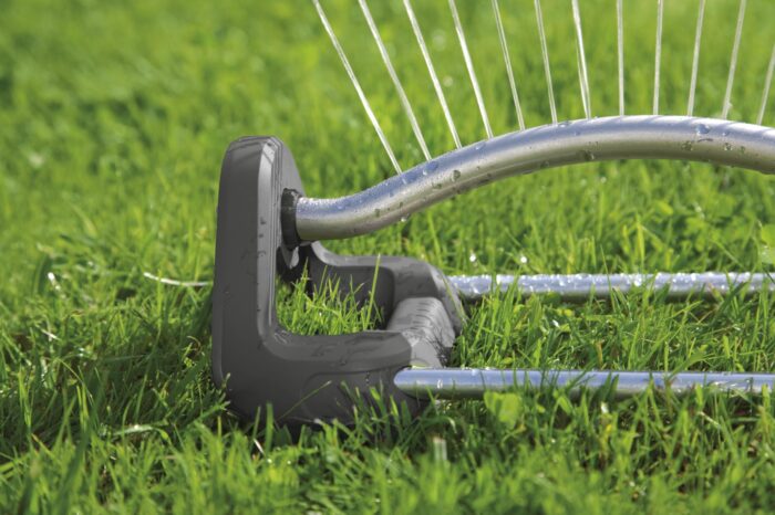 Gardena Aqua S oscillating sprinkler: Lawn sprinkler for watering areas of 90–220 m², range 7–17 m, spread max. 13 m, built-in metal filter (18700-20)