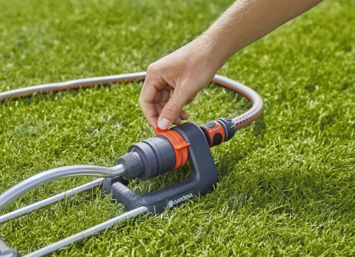 Gardena Aqua S oscillating sprinkler: Lawn sprinkler for watering areas of 90–220 m², range 7–17 m, spread max. 13 m, built-in metal filter (18700-20)