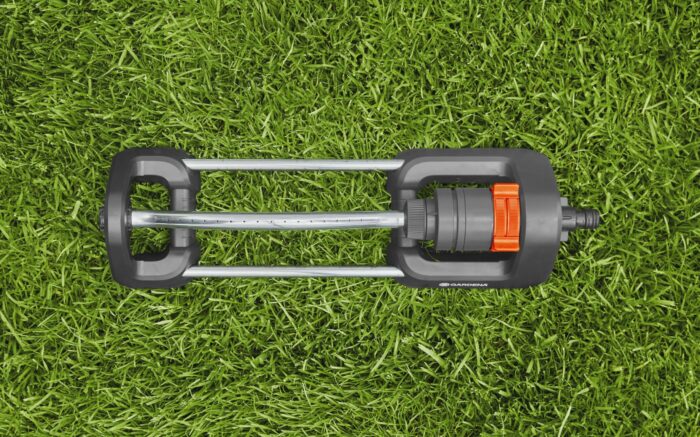 Gardena Aqua S oscillating sprinkler: Lawn sprinkler for watering areas of 90–220 m², range 7–17 m, spread max. 13 m, built-in metal filter (18700-20)